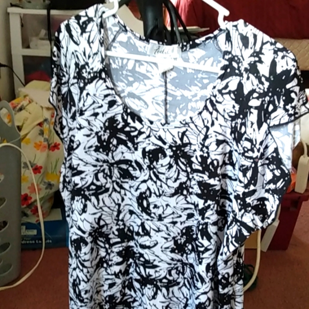 Plus Size Women's 2 XL sparkly shirt in black and white